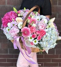 Цветочная композиция из Розы, Хризантемы, Пионы и Лизиантусы в корзине в Калино