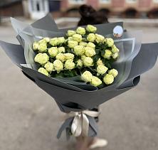 Букет Белые кустовые розы Солинеро в Калино